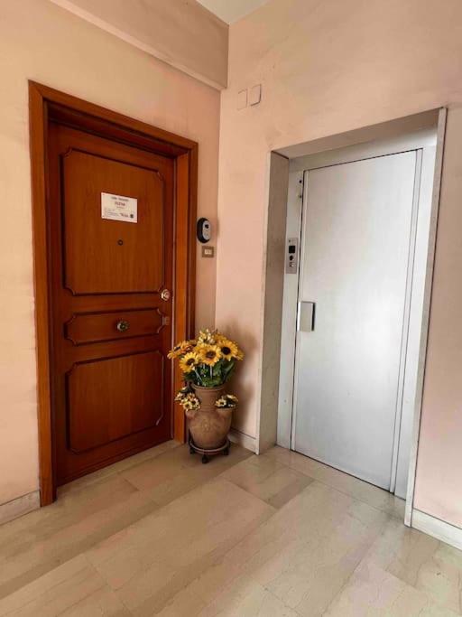 3 Fermate Dal Colosseo - Casa Vacanze Elena - 50 M Da Metro Garbatella Rome Extérieur photo